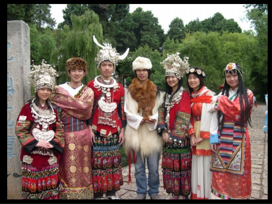 《各民族朋友》PPT课件[二年级美术下册]_第2页
