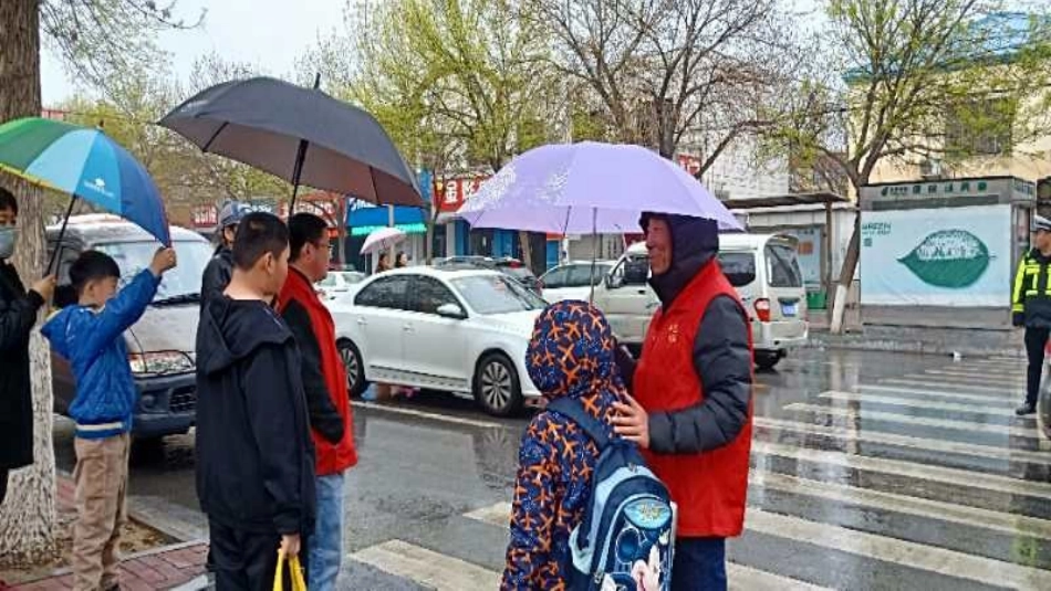 《爱心的传递者》PPT精品课件[三年级道德与法治下册]_第3页